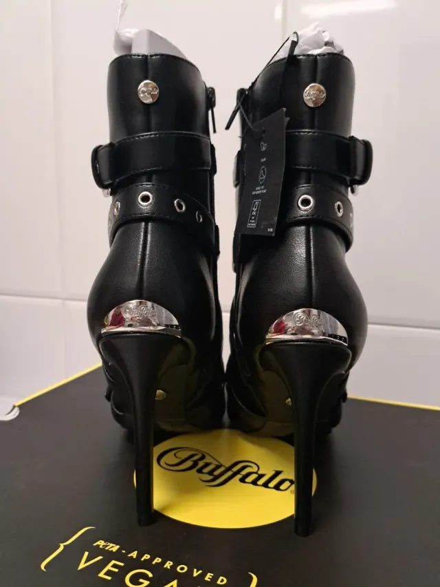 Botines Buffalo Julie Belt Negros