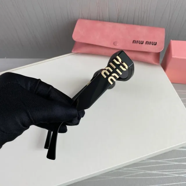 Gafas de sol Miu Miu negras y doradas