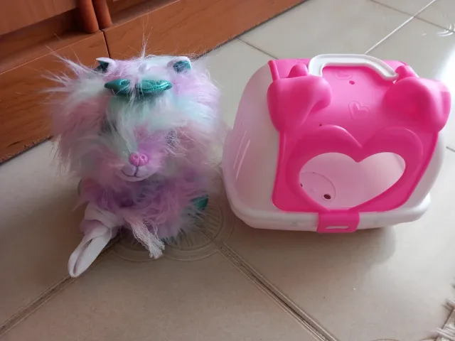 Perro de peluche con transportín rosa