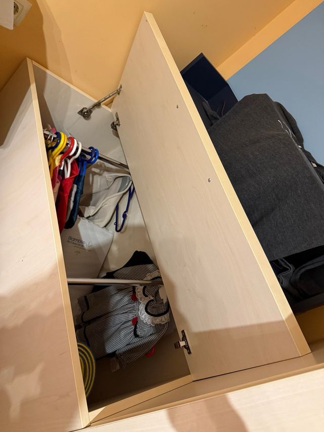 Armario de madera robusta