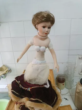 Muñeca antigua de porcelana