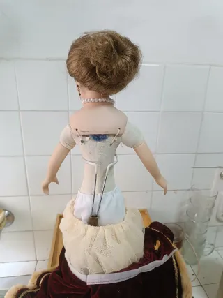 Muñeca antigua de porcelana