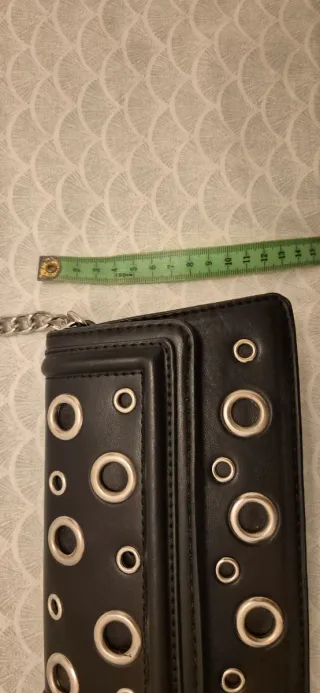 Bolso Negro Stradivarius con Cadena Plateada