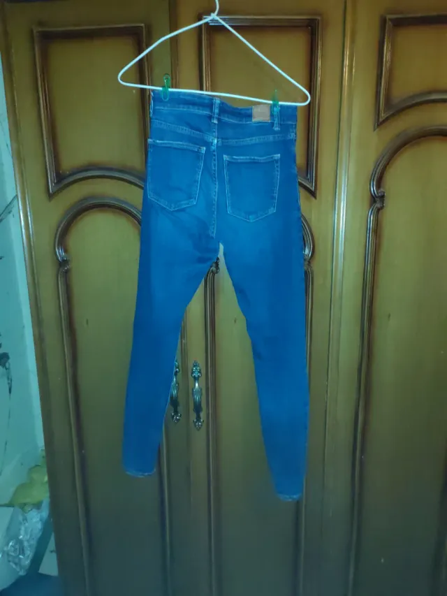 Pantalones vaqueros azules desgastados