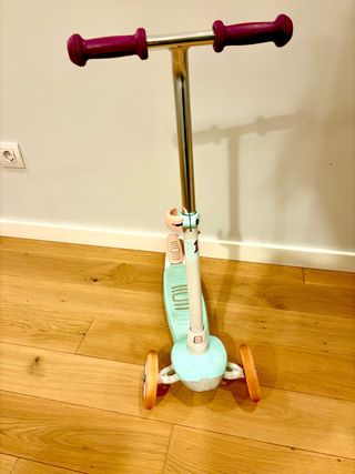 Patinete infantil 3 ruedas.  Ruedas con luces