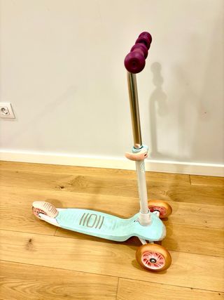 Patinete infantil 3 ruedas.  Ruedas con luces