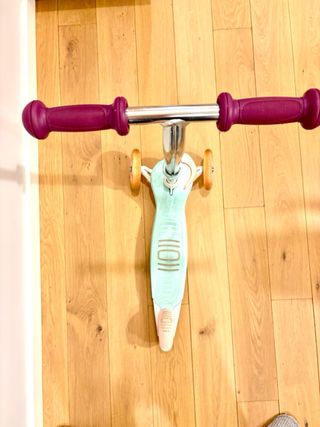 Patinete infantil 3 ruedas.  Ruedas con luces