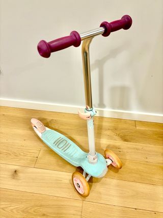 Patinete infantil 3 ruedas.  Ruedas con luces