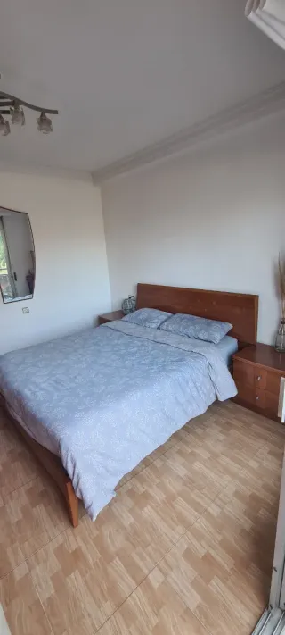 Conjunto dormitorio: cama, mesitas, armario y más