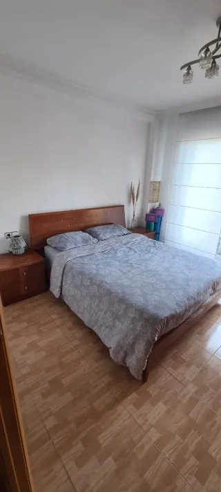 Conjunto dormitorio: cama, mesitas, armario y más