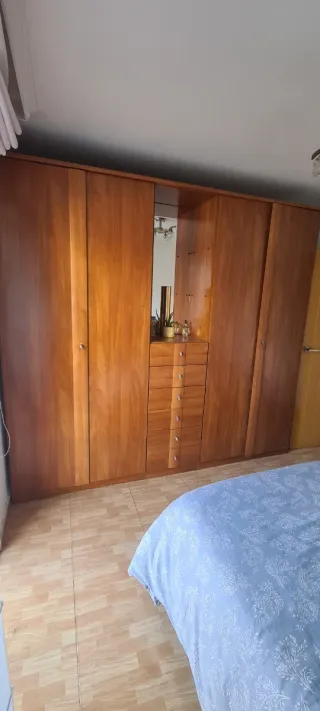 Conjunto dormitorio: cama, mesitas, armario y más