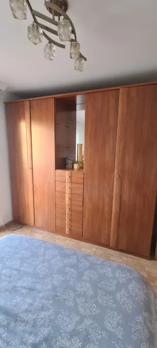Conjunto dormitorio: cama, mesitas, armario y más
