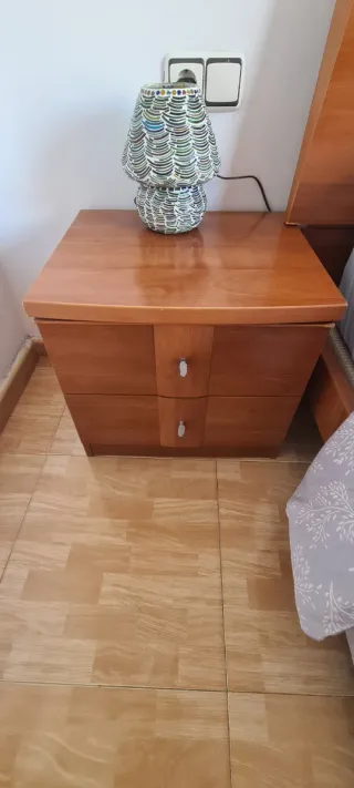 Conjunto dormitorio: cama, mesitas, armario y más