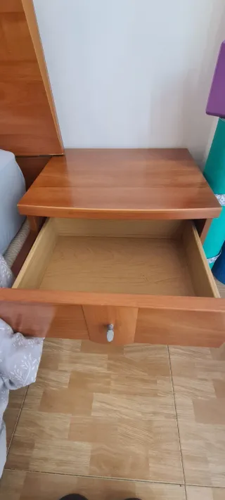 Conjunto dormitorio: cama, mesitas, armario y más