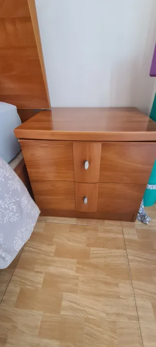 Conjunto dormitorio: cama, mesitas, armario y más