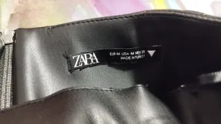 Falda Zara efecto piel negra