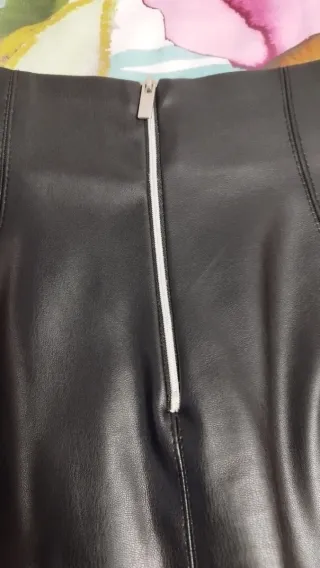 Falda Zara efecto piel negra