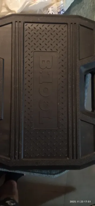 Maletín de herramientas con llaves y tubos