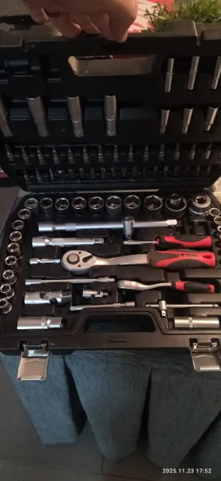 Maletín de herramientas con llaves y tubos