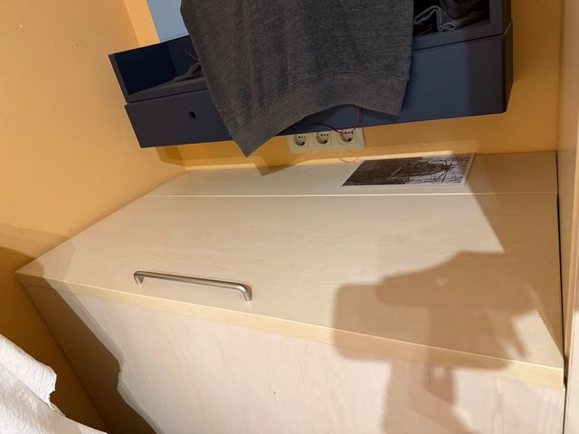 Armario de madera robusta