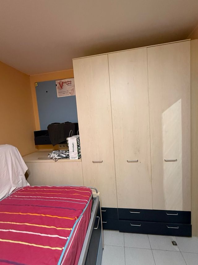 Armario de madera robusta