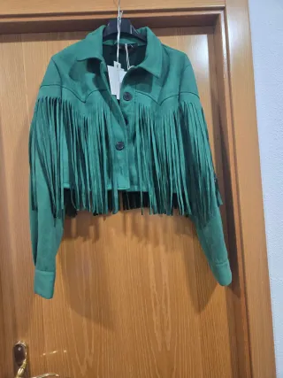 Chaqueta verde con flecos