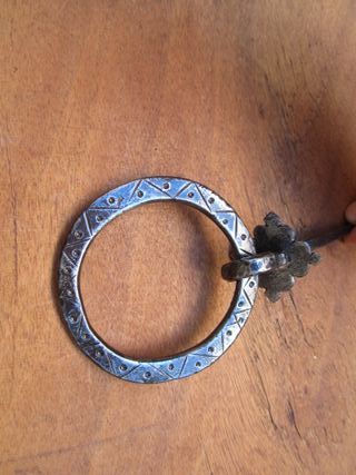 Aldaba antigua cincelada, forja siglo XVIII.