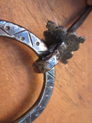 Aldaba antigua cincelada, forja siglo XVIII.