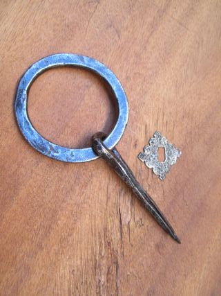 Aldaba antigua cincelada, forja siglo XVIII.