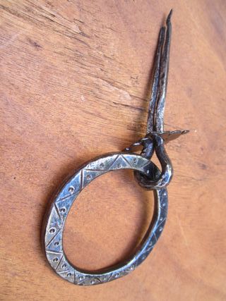 Aldaba antigua cincelada, forja siglo XVIII.