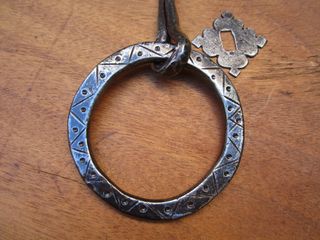 Aldaba antigua cincelada, forja siglo XVIII.