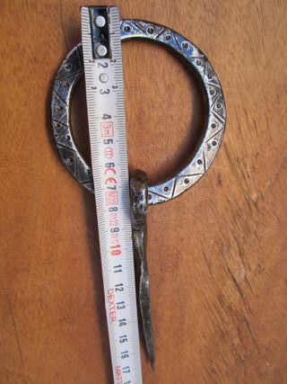 Aldaba antigua cincelada, forja siglo XVIII.