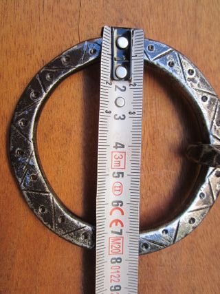 Aldaba antigua cincelada, forja siglo XVIII.