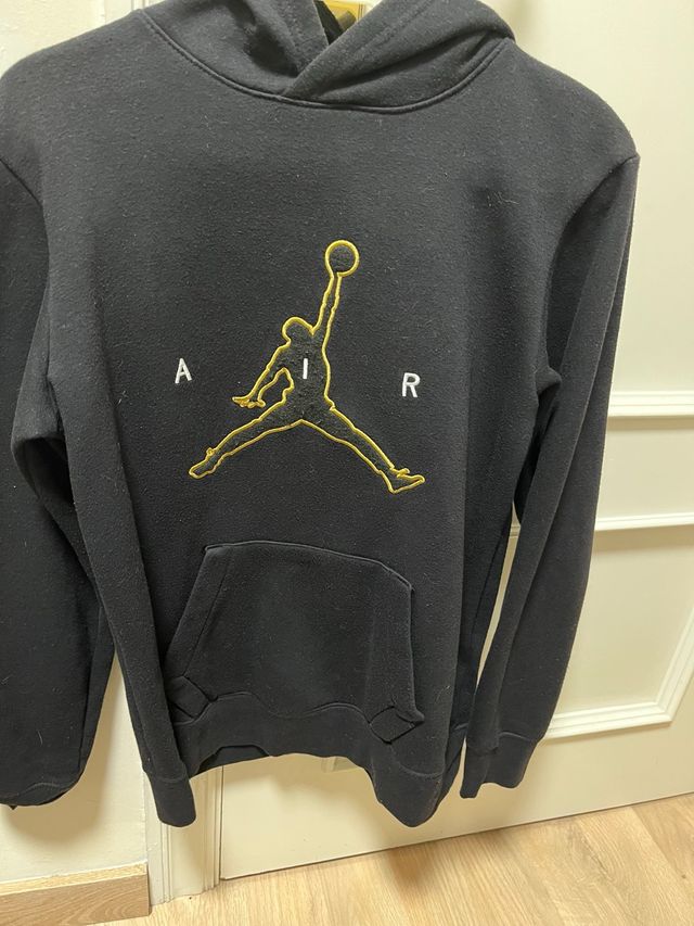 Sudadera Jordan Negra con Logo Dorado