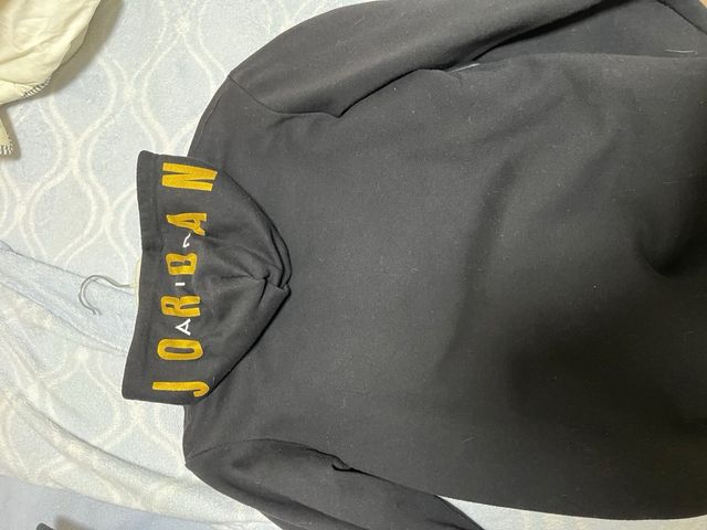Sudadera Jordan Negra con Logo Dorado