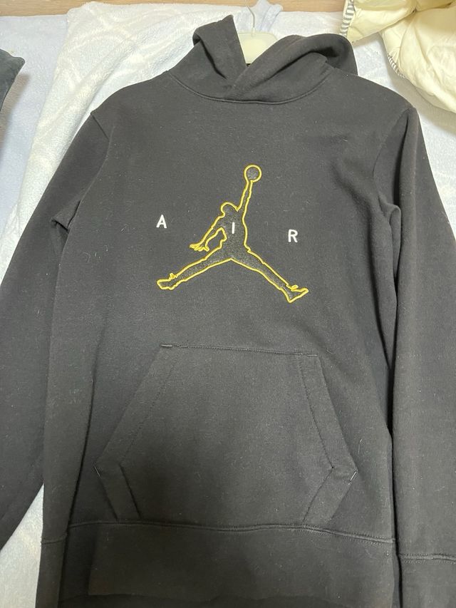 Sudadera Jordan Negra con Logo Dorado