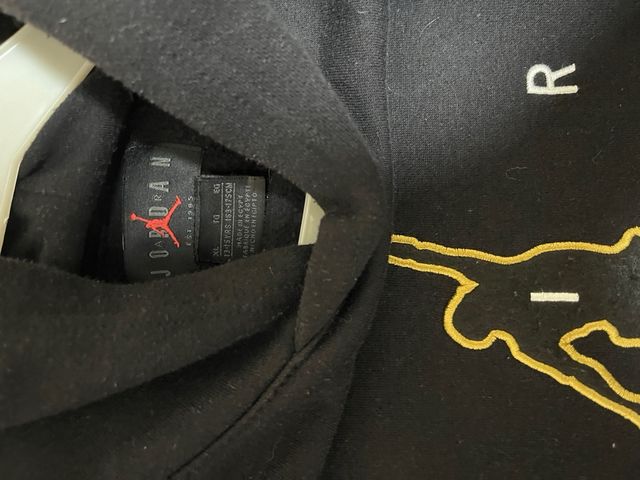 Sudadera Jordan Negra con Logo Dorado