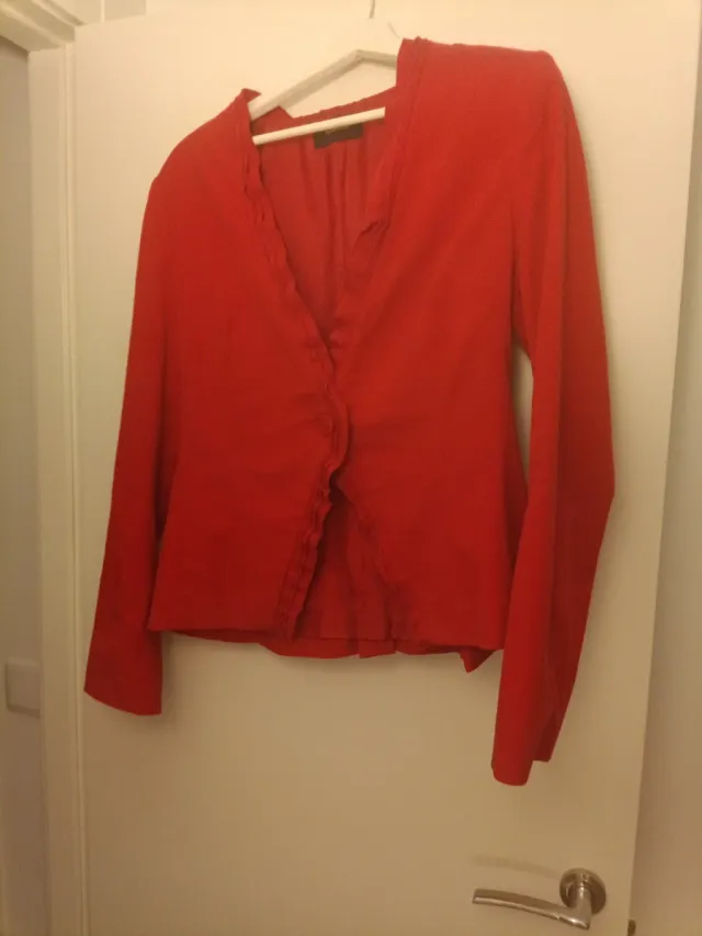 Chaqueta roja con volantes