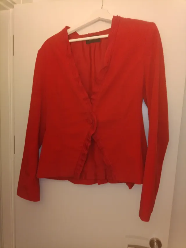 Chaqueta roja con volantes