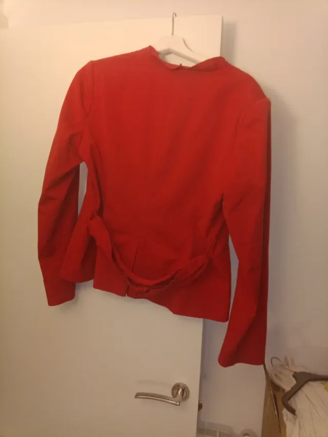 Chaqueta roja con volantes
