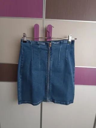 Falda vaquera con cremallera frontal