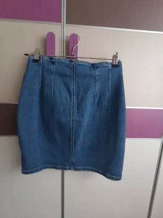 Falda vaquera con cremallera frontal