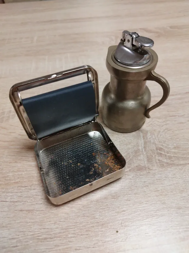 Lote.Encendedor y rodillo de cigarrillos vintage