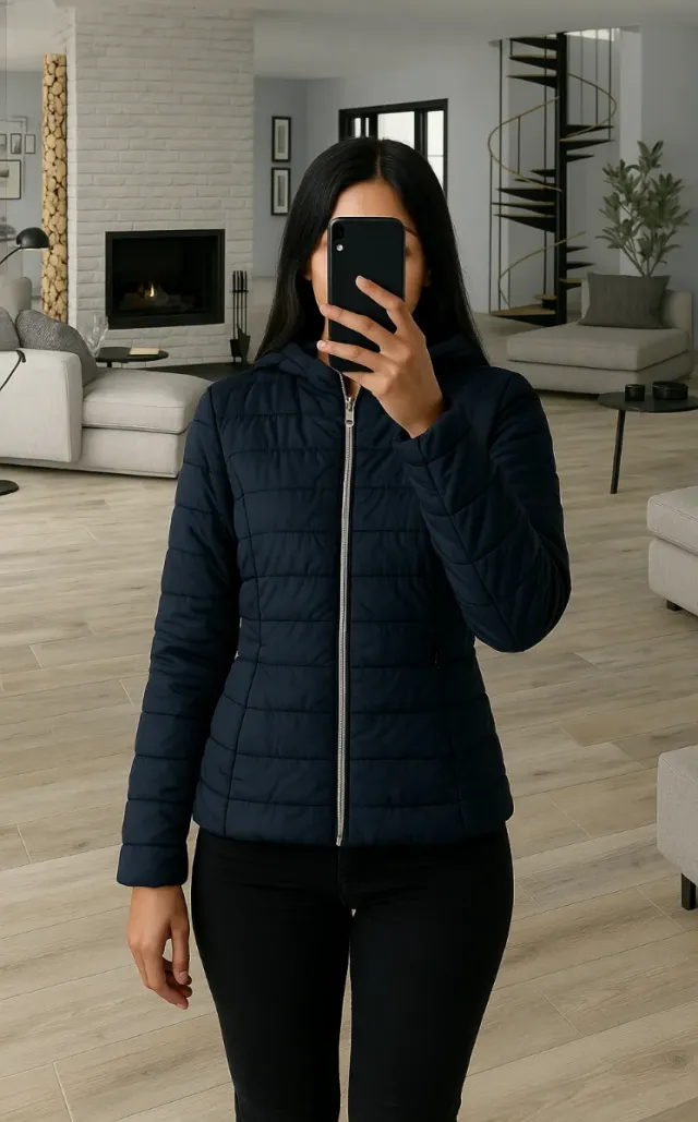 Chaqueta acolchada azul marino con capucha