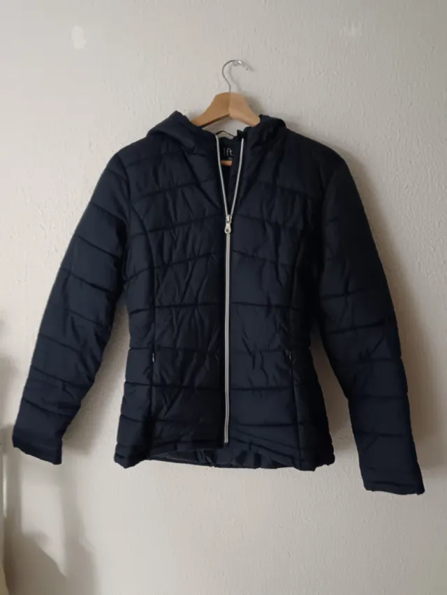 Chaqueta acolchada azul marino con capucha