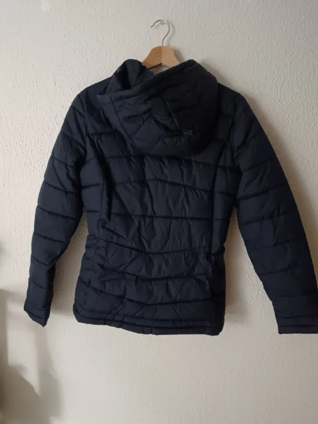 Chaqueta acolchada azul marino con capucha