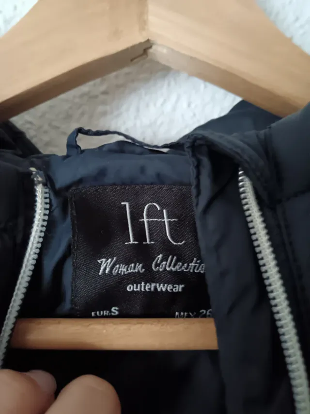 Chaqueta acolchada azul marino con capucha