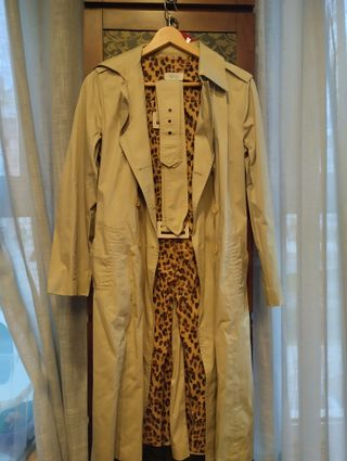 Gabardina mujer beige con forro estampado