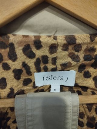 Gabardina mujer beige con forro estampado