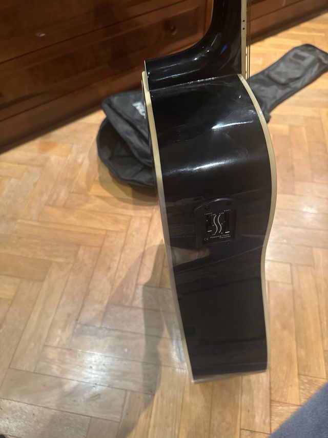 Guitarra Acústica Negra con Funda